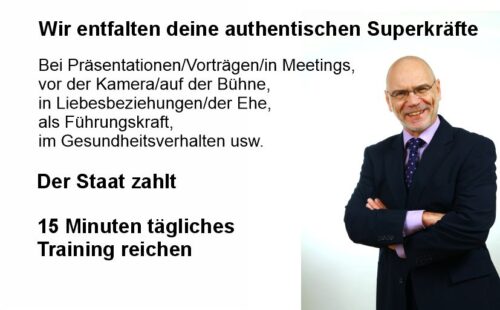 Uwe Hampel in einem dunkelblauen Business-Anzug mit gekreuzten Armen und einem charmanten Lächeln.